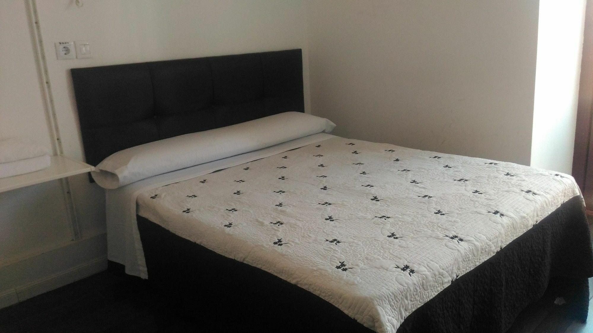 Hostal Alaska มาดริด ภายนอก รูปภาพ